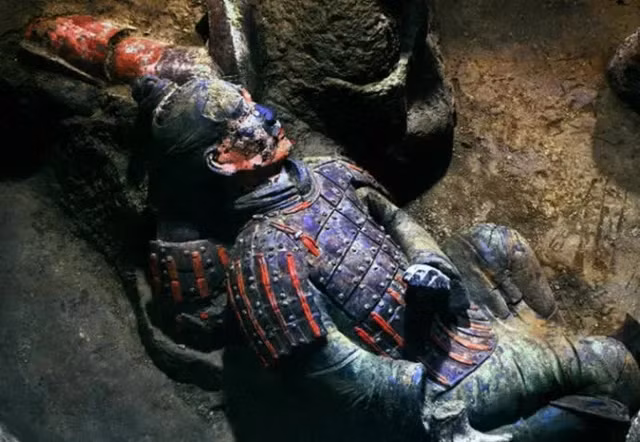 Tuy nhiên, Trung Quốc đã quyết định không khai quật lăng mộ Tần Thủy Hoàng. Nguyên nhân chính là do công nghệ hiện tại chưa đủ tiên tiến để bảo vệ các di tích bên trong lăng mộ. Các chiến binh và ngựa đất nung khi được đào lên đã mất đi sự sống động và màu sắc, khiến cho việc khai quật có thể phá hủy các hiện vật.