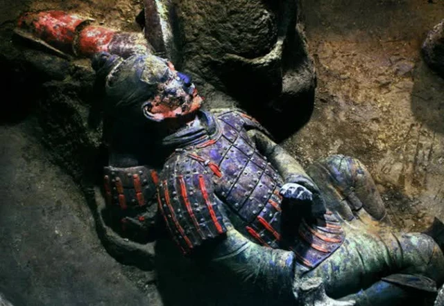 Tuy nhiên, Trung Quốc đã quyết định không khai quật lăng mộ Tần Thủy Hoàng. Nguyên nhân chính là do công nghệ hiện tại chưa đủ tiên tiến để bảo vệ các di tích bên trong lăng mộ. Các chiến binh và ngựa đất nung khi được đào lên đã mất đi sự sống động và màu sắc, khiến cho việc khai quật có thể phá hủy các hiện vật.