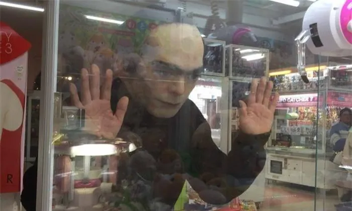 Từ năm 2006 đến 2009, có hơn 2.000 người từ khắp nơi trên thế giới đã báo cáo rằng họ đã mơ thấy "this man". Có nhiều câu chuyện đáng chú ý, trong đó một số người cho biết họ đã mơ thấy "this man" xuất hiện trong nhiều tình huống khác nhau và thậm chí đã cảm thấy an ủi hoặc được hướng dẫn bởi hắn trong giấc mơ.