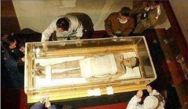 Khi đội khảo cổ mang thi thể ra, một tiếng thở dài nổi lên từ bên trong, khiến mọi người đều kinh hãi.