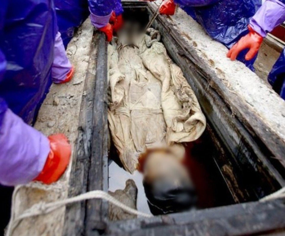 Thi thể nữ được xác định qua một con dấu tiết lộ tên của bà.