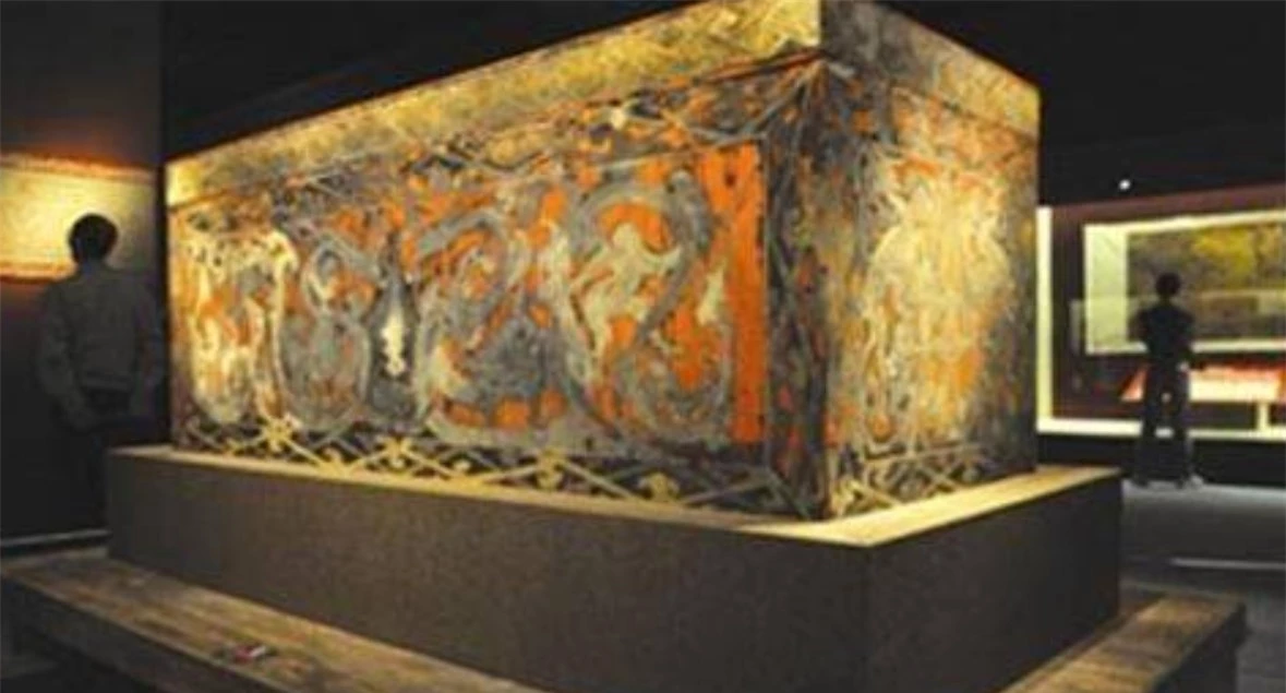 Khu vực này được khai quật trong quá trình cải tạo, khi đội xây dựng vô tình đào lên phần trên của ngôi mộ cổ.