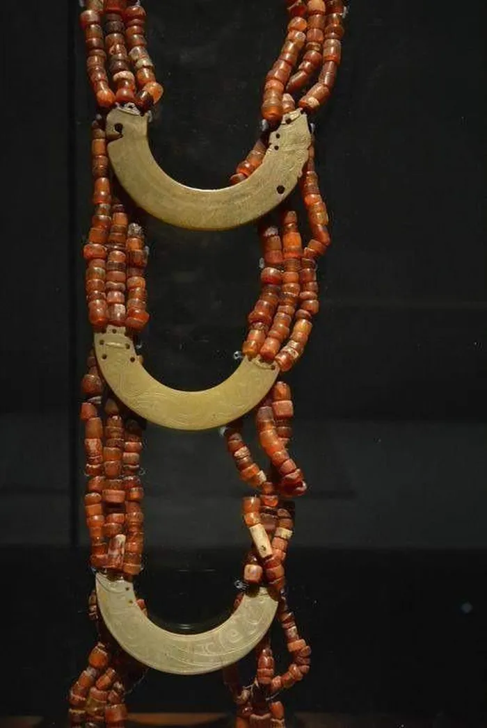 Một trong những di vật nổi bật từ lăng mộ là dây chuyền "thất hoàng liên châu ngọc bội", một biểu tượng của quyền lực và địa vị trong xã hội phong kiến Trung Quốc cổ đại.