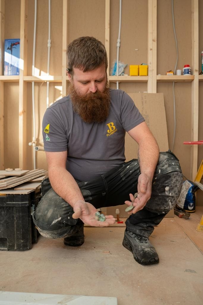 Khi Jonathan Betts đào sâu hơn vào nền nhà, anh phát hiện hơn 20 chiếc xương trong ván sàn, cùng với chai lọ và đá cẩm thạch nghi ngờ là vật trừ tà ma.