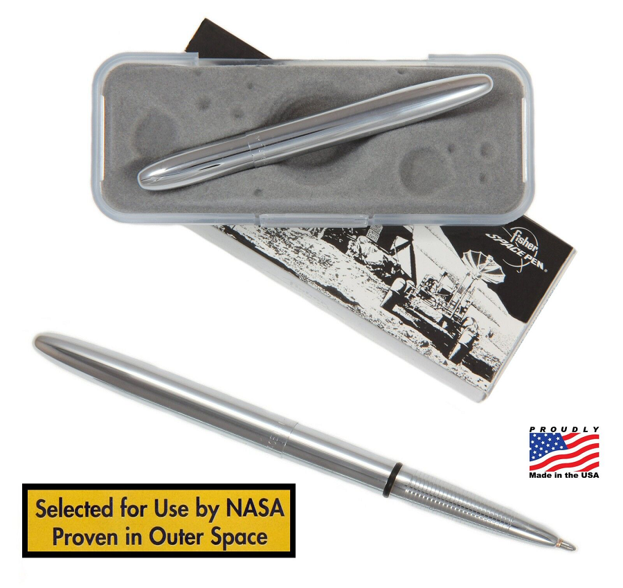 Thay vì bút chì, các phi hành gia sử dụng bút Fisher Space, còn được gọi là bút không trọng lực. Bút này đã được phát triển bởi doanh nhân Paul Fisher vào năm 1965 và được thiết kế đặc biệt để hoạt động trong môi trường không trọng lực, nhiệt độ thấp và áp suất cao.