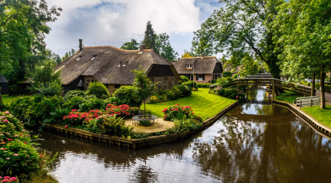 Với số lượng dân gần 3.000 người, Giethoorn là một ngôi làng yên tĩnh và bình dị