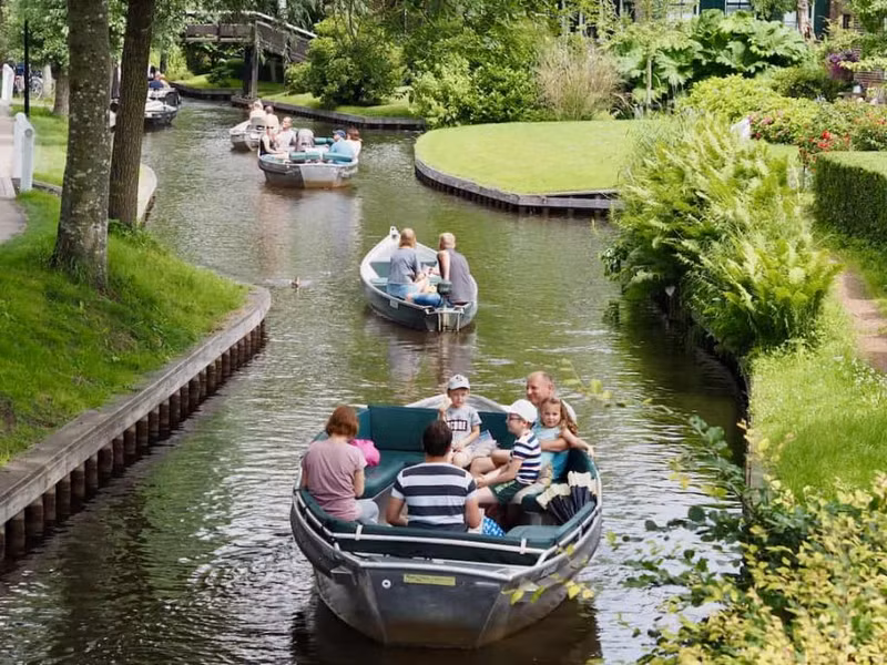 Nhiều cư dân của ngôi làng này sống trên các hòn đảo với phương tiện chính để di chuyển qua các kênh là ca nô, kayak hoặc thuyền thì thầm - loại thuyền được thiết kế thông minh không phát ra tiếng ồn