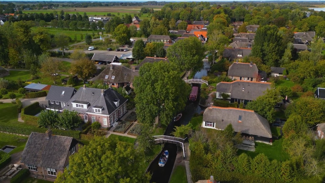 Ngôi làng cổ tọa lạc giữa Vườn quốc gia Weerribben, có từ thế kỷ 13 bởi các tu sĩ thuộc dòng Francis