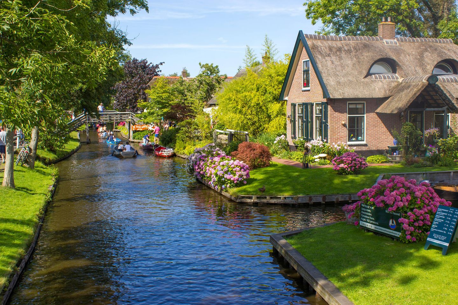 Với kiến trúc độc đáo, Giethoorn trở thành một điểm đến du lịch nổi tiếng trên khắp thế giới.