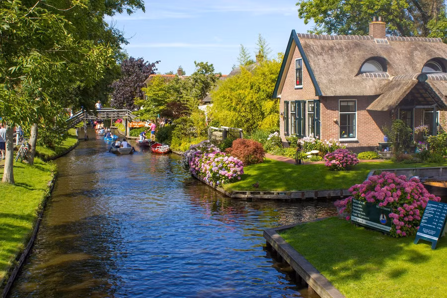 Với kiến trúc độc đáo, Giethoorn trở thành một điểm đến du lịch nổi tiếng trên khắp thế giới.