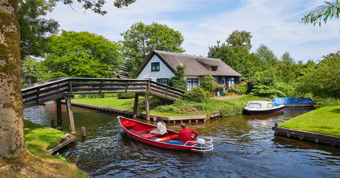 Tại Giethoorn mật độ cầu dày đặc