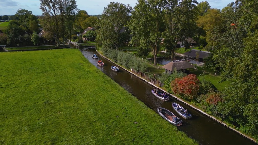 Phương tiện đi lại là những chiếc thuyền trên các con kênh xanh mát, được bao bọc bởi các rặng cây và động vật hoang dã