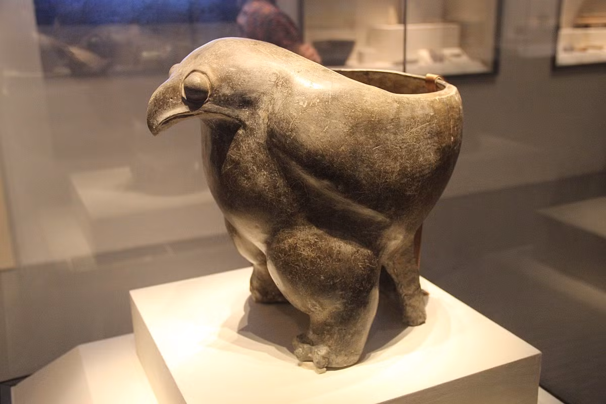 Chiếc bình "Đào ưng đỉnh" sau đó được mang đi trưng bày tại Bảo tàng Olympic Thụy Sĩ vào tháng 6 năm 1993 khi Bắc Kinh tham gia đấu thầu Thế vận hội Olympic lần đầu tiên. Năm 2002, nó được Trung Quốc đưa vào danh sách những cổ vật văn hóa cấm đem ra nước ngoài triển lãm.