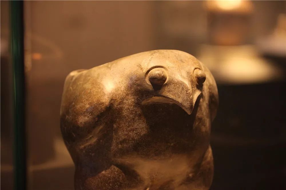 Để cảm ơn sự phát hiện của Ân Tư Nghĩa, các chuyên gia đã tặng cho ông một khoản tiền lớn. Sau đó, họ đã đến khu vực này để tìm thêm các cổ vật và đã phát hiện ra một ngôi mộ cổ với nhiều đồ tạo tác thuộc thời kỳ đồ đá.