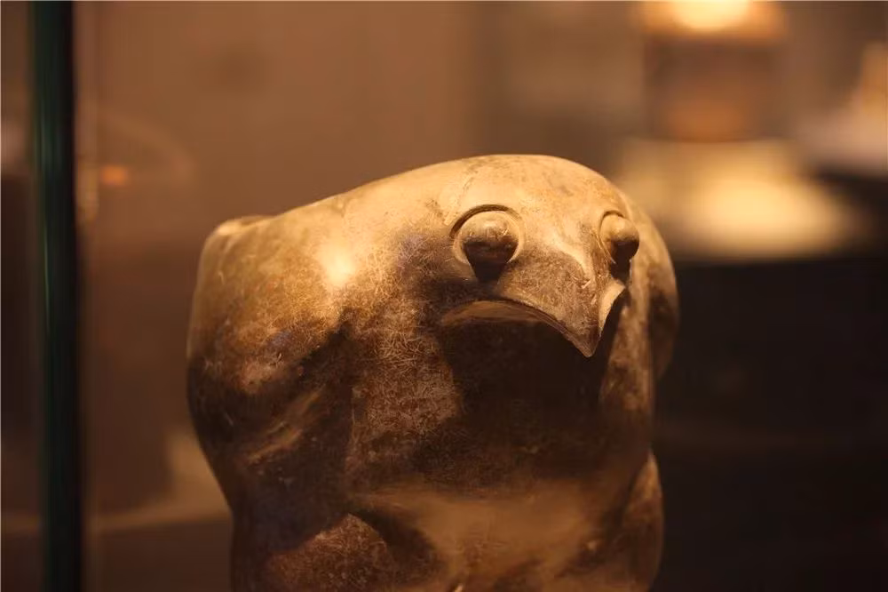 Để cảm ơn sự phát hiện của Ân Tư Nghĩa, các chuyên gia đã tặng cho ông một khoản tiền lớn. Sau đó, họ đã đến khu vực này để tìm thêm các cổ vật và đã phát hiện ra một ngôi mộ cổ với nhiều đồ tạo tác thuộc thời kỳ đồ đá.