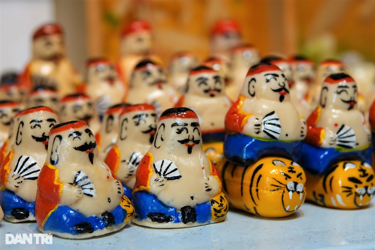 Tạo tượng ông Địa “tí hon”, nghệ nhân 8X bán 2.000 tượng dịp Tết - Hình 3 Tao tuong ong Dia “ti hon”, nghe nhan 8X ban 2.000 tuong dip Tet-Hinh-3