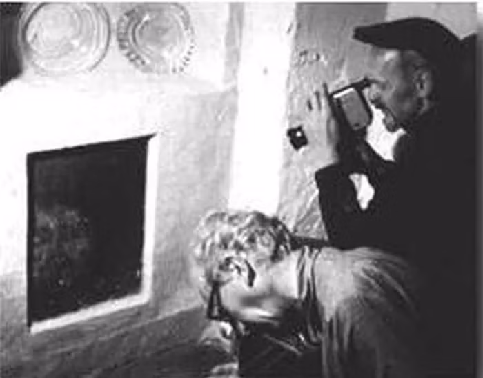 Một số nhà khoa học cho rằng đây có thể là hiện tượng ngẫu nhiên do sự kết hợp của các chất hóa học trong nhà.