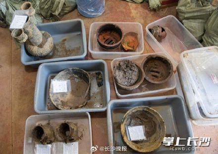 Cuối cùng, một chiếc giếng cổ từ thời nhà Tống - Nguyên cũng được phát hiện, bên trong chứa nhiều hiện vật giá trị như đồ gốm, vật dụng bằng đồng và đồng thau.