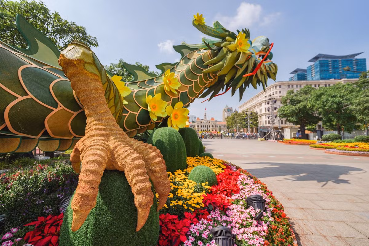 Linh vật rồng trên Đường hoa cũng nổi bật về tính thân thiện môi trường khi hơn 90% vật liệu chế tác là thép tạo hình và hệ thống mành quạt nan bao phủ toàn thân giả vẩy (linh vật cổng chào) hoặc hệ thống đèn led khắp thân tạo hiệu ứng (rồng cổng kết).