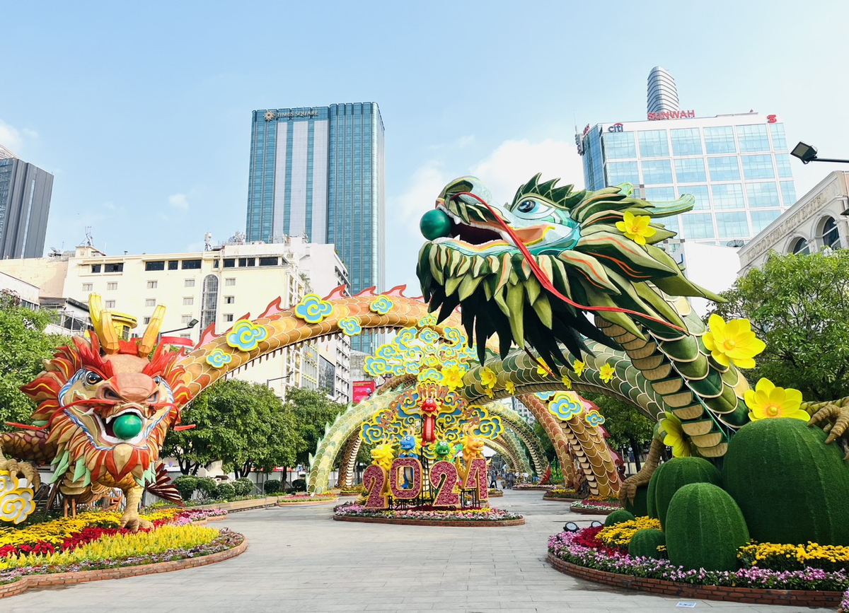 Điểm nhấn của đường hoa Tết 2024 là cặp linh vật rồng ở đầu đường Nguyễn Huệ, đoạn gần UBND TP Hồ Chí Minh. Đôi rồng mang tên gọi "Lưỡng long triều liên" đã hoàn thiện, uốn lượn đan xen nhau, đối xứng trên đường hoa, tạo điểm nhấn cho khách tham quan. Hai con rồng này có thể di chuyển đầu qua lại với hiệu ứng âm thanh khá sống động.