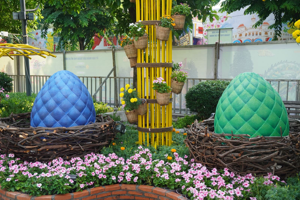 Bên trong đường hoa còn có các khu vực tiểu cảnh tái hiện hình ảnh những quả trứng.