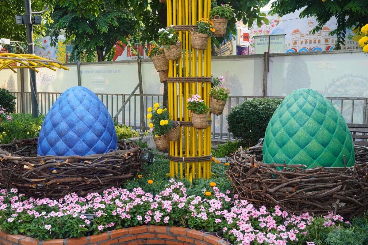 Bên trong đường hoa còn có các khu vực tiểu cảnh tái hiện hình ảnh những quả trứng.