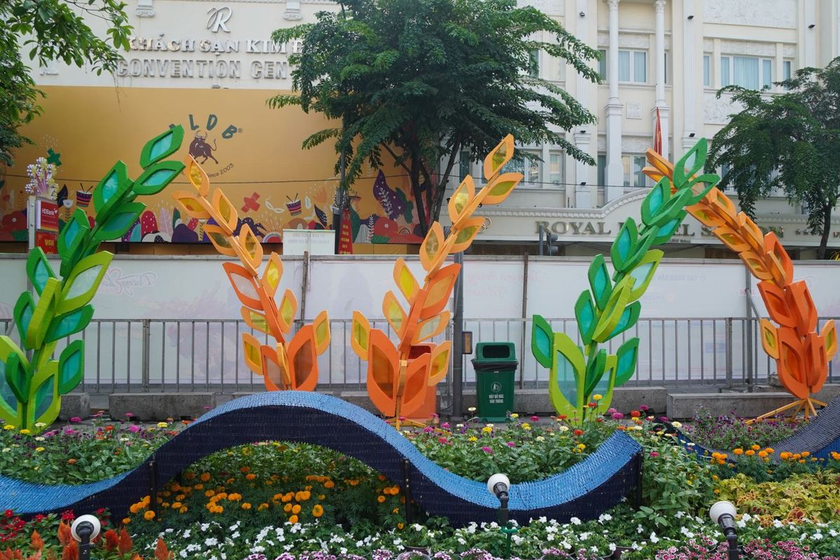 Các tiểu cảnh bên trong đường hoa Tết đã hoàn thiện chờ du khách vào tham quan.