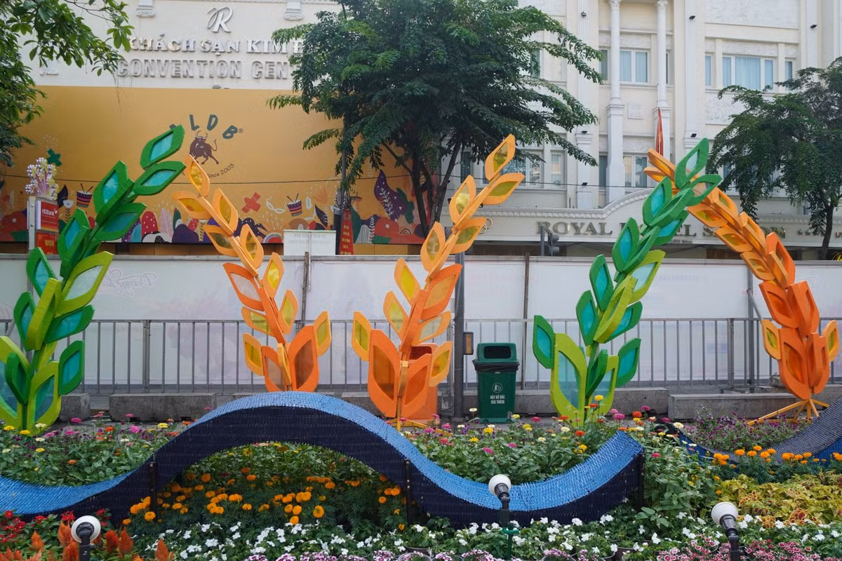 Các tiểu cảnh bên trong đường hoa Tết đã hoàn thiện chờ du khách vào tham quan.