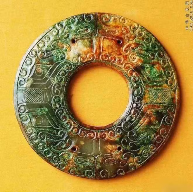 Ông đã cho làm ngọc tỷ từ miếng ngọc Hòa Thị Bích, một viên ngọc quý có nguồn gốc từ thời triều Sở.