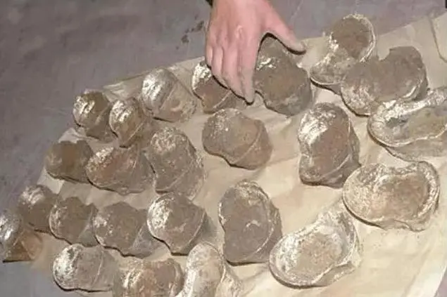 Khi Sở Di tích Văn hóa địa phương đến kiểm tra, họ phát hiện dưới đáy của ba thỏi bạc có khắc chữ "Đại Thuận". Đây là chính quyền được Sấm vương Lý Tự Thành thành lập trong thời kỳ nhà Minh sụp đổ.