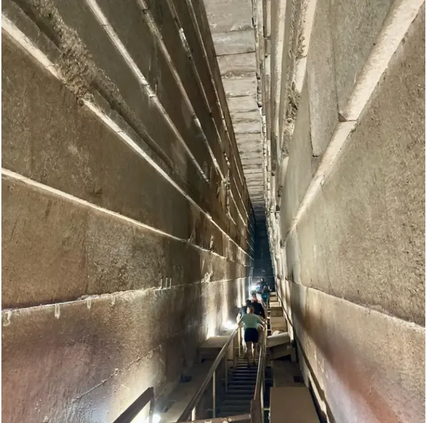 Hành trình bên trong bao gồm việc đi qua các hành lang và cầu thang dốc, có độ dốc lên tới gần 35 độ, và đôi khi là những cấu trúc gặp khó khăn.