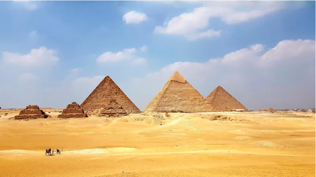 Kim tự tháp Giza bao gồm ba ngôi kim tự tháp chính là Khufu, Khafre và Menkaure, nó đặt ở gần thủ đô Cairo, Ai Cập, bên sông Nile và là nơi an táng các Pharaoh Ai Cập cổ đại.