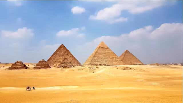 Kim tự tháp Giza bao gồm ba ngôi kim tự tháp chính là Khufu, Khafre và Menkaure, nó đặt ở gần thủ đô Cairo, Ai Cập, bên sông Nile và là nơi an táng các Pharaoh Ai Cập cổ đại.