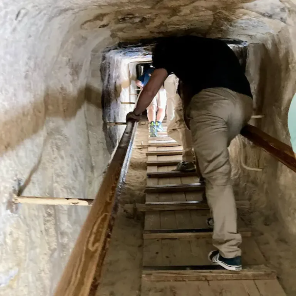 Lối vào trước đây đã bị phong tỏa, và lối vào mới dẫn xuống được mở cho du khách.