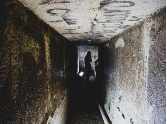 Một số du khách đã chia sẻ ấn tượng rằng, chuyến tham quan bên trong Kim tự tháp kết thúc khá nhanh và có những ý kiến tiêu cực, như việc chỉ thấy toàn bộ tường gạch và lối đi chật hẹp, khiến một số người cảm thấy thất vọng.