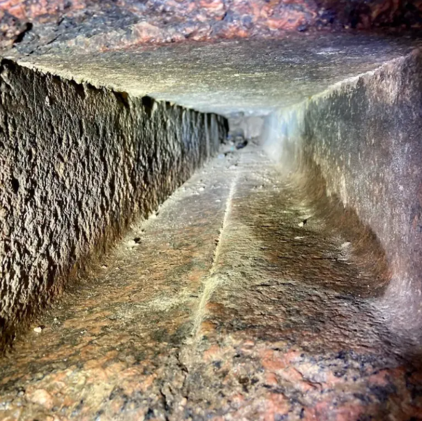 Một số Kim tự tháp, bao gồm Khufu, còn có các kênh dẫn khí hẹp nối liền không khí trong lành từ bên ngoài với không gian bên trong, và có những phần chưa được khám phá.