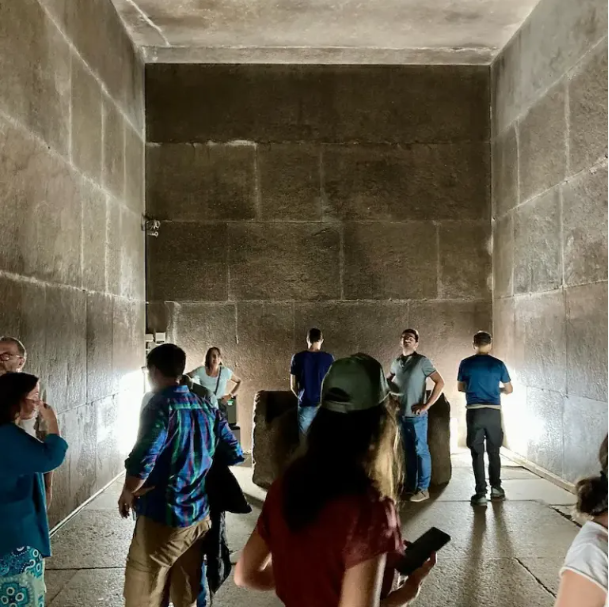 Chuyến tham quan kết thúc tại một số căn phòng bí mật nơi cất giữ hài cốt của Pharaoh và kho báu, nhưng hài cốt và vàng bạc đã được di chuyển khỏi vị trí này.