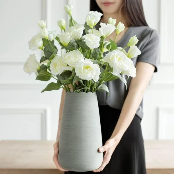 Hoa Cát Tường có ý nghĩa đặc biệt trong văn hoá của từng quốc gia: ở Anh là lời nhắc nhở, ở Nhật Bản là lời xin lỗi hoặc biểu tượng lòng biết ơn, ở Việt Nam thì thường xuất hiện trong các đám cưới với ý nghĩa về sự thay đổi trong tình yêu.