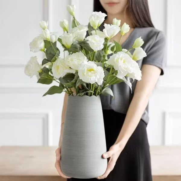 Hoa Cát Tường có ý nghĩa đặc biệt trong văn hoá của từng quốc gia: ở Anh là lời nhắc nhở, ở Nhật Bản là lời xin lỗi hoặc biểu tượng lòng biết ơn, ở Việt Nam thì thường xuất hiện trong các đám cưới với ý nghĩa về sự thay đổi trong tình yêu.