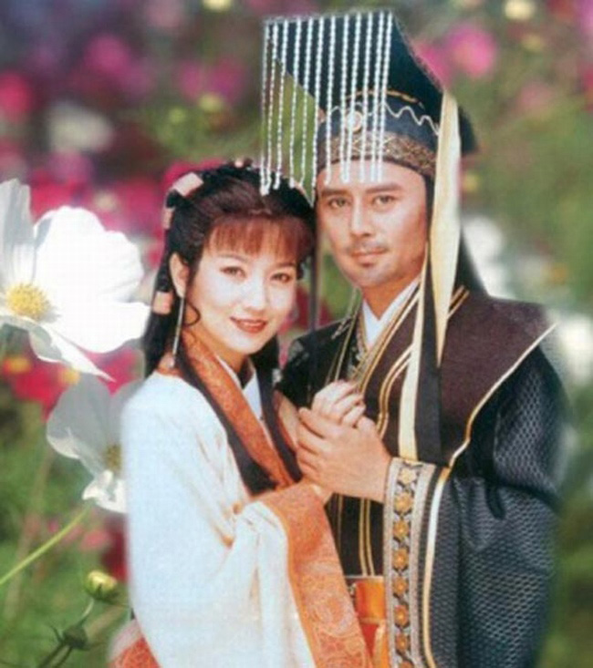 A Phòng và Tần Thủy Hoàng quen biết từ khi ông còn là Tần Doanh Chính ở Hàm Đan, kinh đô của nước Triệu. Mối quan hệ này đã gây ra nhiều rắc rối khi Thái hậu Trịnh Cơ, muốn Tần Thủy Hoàng lấy công chúa của một nước khác để củng cố liên minh chính trị. Thái hậu và tướng quốc Lã Bất Vi đã nhiều lần âm mưu giết A Phòng.