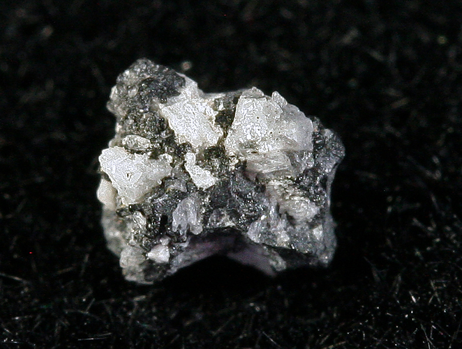 Kết quả phân tích sơ bộ cho thấy, các mảnh vỡ này có thể thuộc nhóm thiên thạch aubrites. Aubrite là một nhóm thiên thạch sáng và màu nâu, nguồn gốc của chúng vẫn còn gây tranh cãi, có thể từ Mặt Trăng, Sao Thủy hoặc các họ tiểu hành tinh.