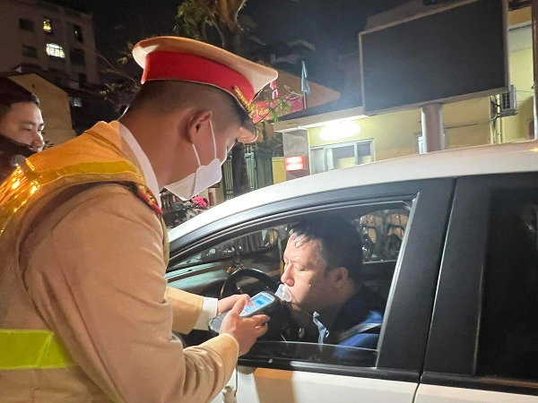 Di chuc Tet, nhieu 'ma men' vi pham nong do con vuot kich khung-Hinh-2