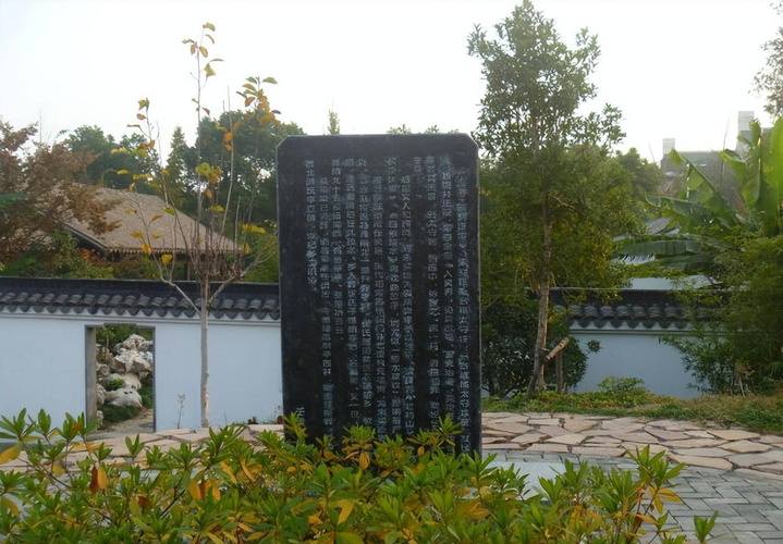 Trước đó, ngôi mộ của Đào Mặc đã từng bị trộm mộ nhòm ngó, nhưng không tìm thấy vật có giá trị nào. Tấm bia đá lớn này vẫn được giữ lại vì quá nặng và không thể di chuyển. Đến những năm 1990, nhận thức về bảo vệ di tích văn hóa mới được nhấn mạnh, và ngôi mộ của Đào Mặc trở thành một di vật quan trọng.