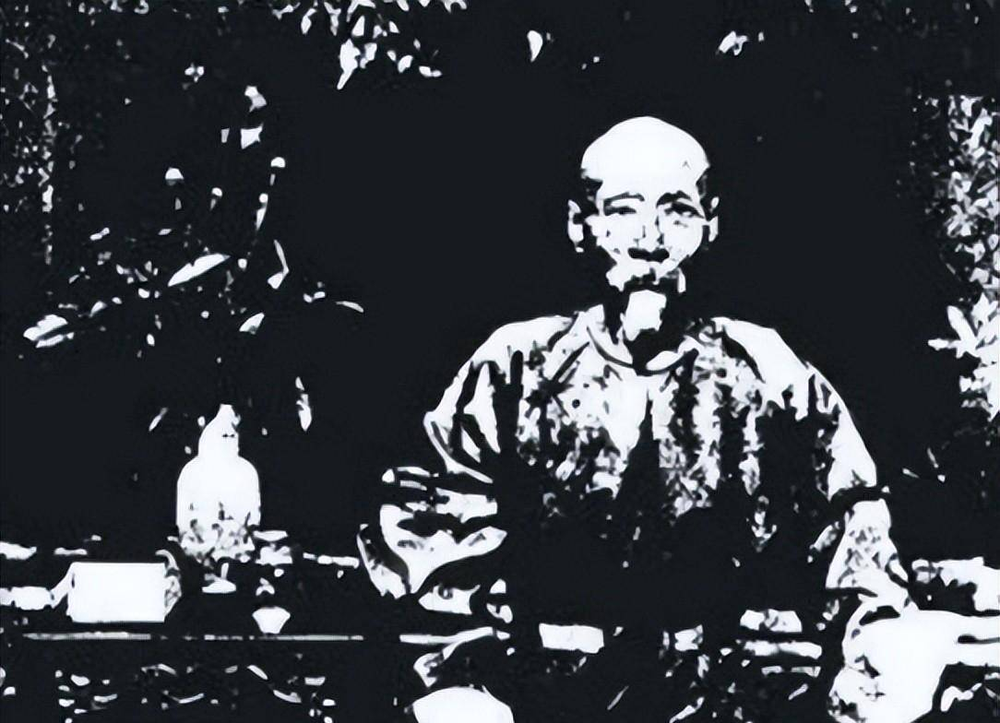 Sau nhiều giờ đào bới, họ phát hiện một tấm bia đá hình vuông với chữ cổ khắc sâu. Tấm bia này được cho là về một vị thanh quan có công lớn trong lịch sử địa phương, Đào Mặc (1835-1902), người được người dân kính trọng vì công lao và tâm hồn nhân ái.