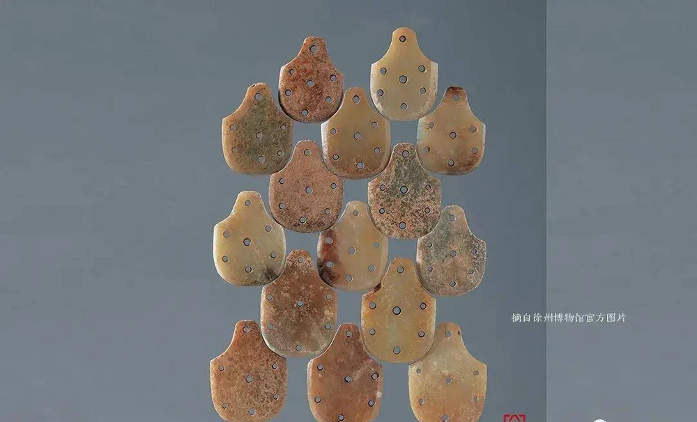 Các văn bia và bản khắc trong lăng mộ xác định chủ nhân của nó là Sở Di vương Lưu Dĩnh, một chư hầu vương của nhà Hán, cháu ruột của Hán Cao Tổ Lưu Bang.