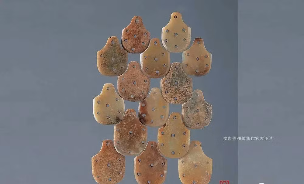 Các văn bia và bản khắc trong lăng mộ xác định chủ nhân của nó là Sở Di vương Lưu Dĩnh, một chư hầu vương của nhà Hán, cháu ruột của Hán Cao Tổ Lưu Bang.