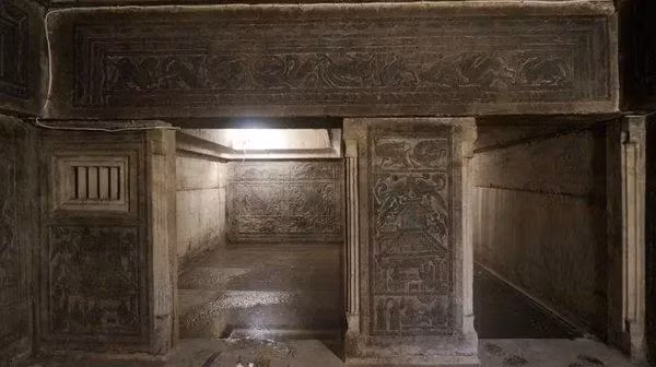 Lăng mộ chứa 20 căn phòng với nhiều chức năng khác nhau như nhà kho, phòng thay đồ, phòng tắm, và nhà bếp.