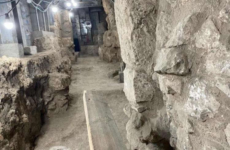 Dân làng sợ hãi với những tiếng động như tiếng ngựa hí, tiếng vó ngựa, và tiếng chuông leng keng phát ra từ ngọn núi.