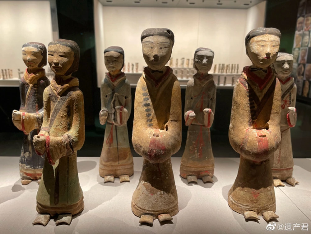 Bên trong các chuyên gia phát hiện nhiều di vật văn hóa quý giá bao gồm 224 bức tượng gốm với kích thước từ 50-58 cm, trang sức bằng vàng và ngọc, cùng rất nhiều tiền xu cổ.