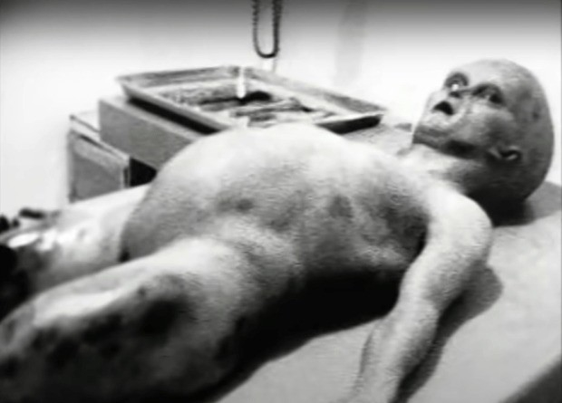 Theo Uri Geller, anh đã được mời đến căn cứ này để xem những xác ướp người ngoài hành tinh này, được mô tả là có đầu to và giống chúng ta.